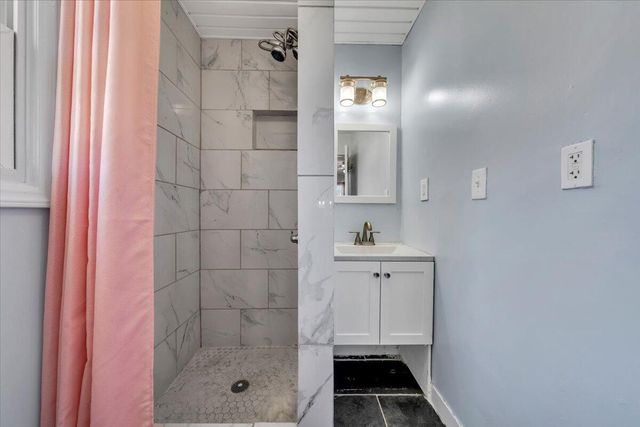 5572 Ambassador DR, Roanoke, VA 24019