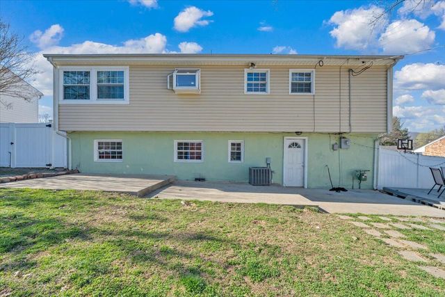 5572 Ambassador DR, Roanoke, VA 24019