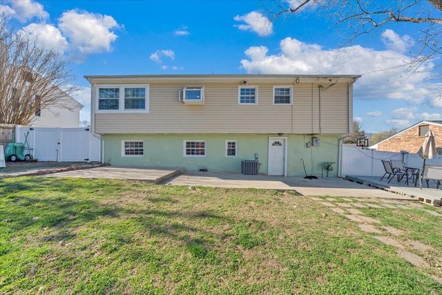 5572 Ambassador DR, Roanoke, VA 24019