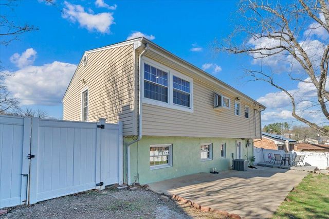 5572 Ambassador DR, Roanoke, VA 24019