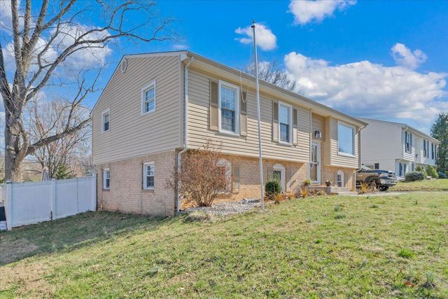 5572 Ambassador DR, Roanoke, VA 24019