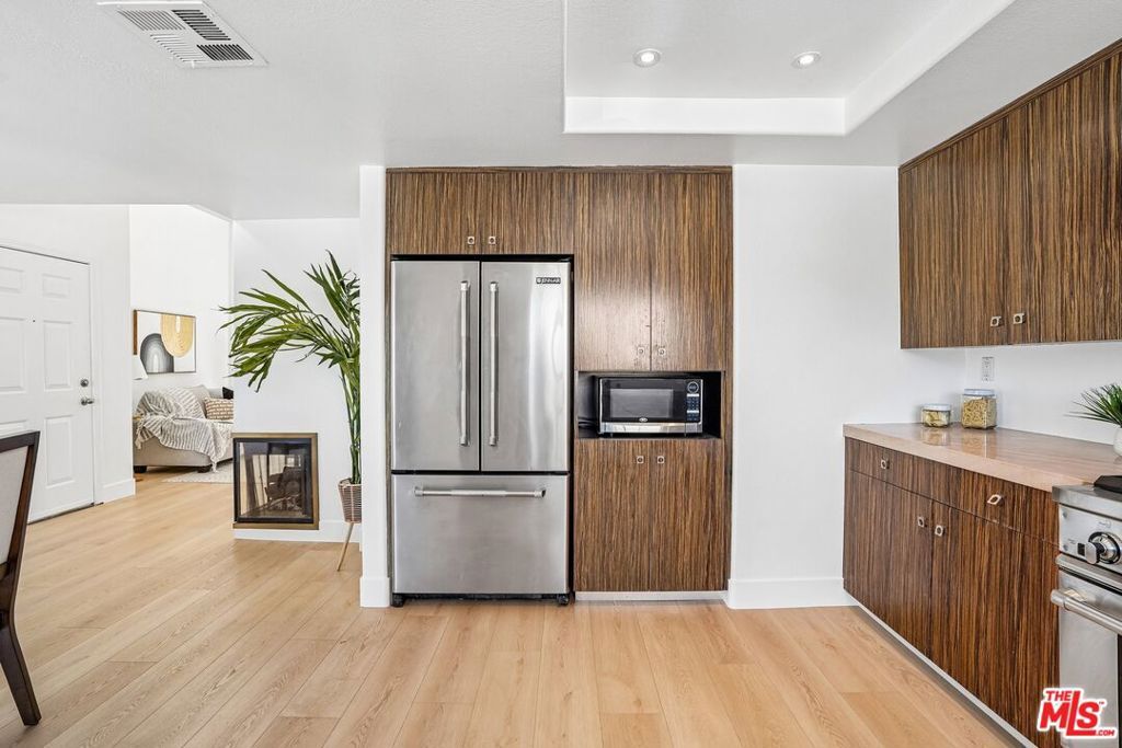 Image 7 of property listing at 4347 Freedom Drive A, Calabasas, CA 91302