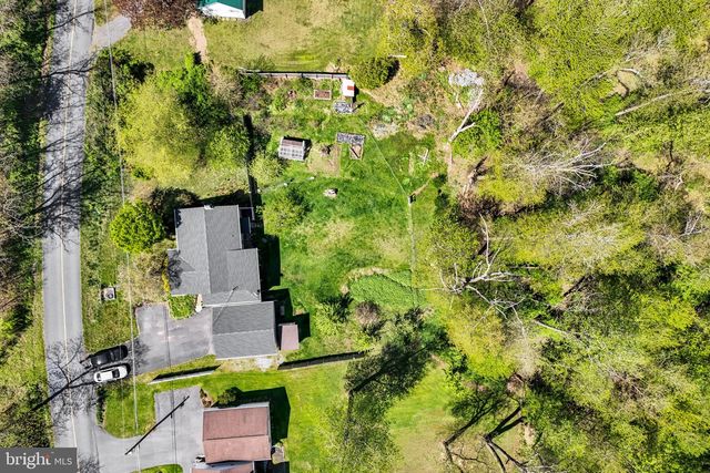 54 LOSHES RUN RD, Duncannon, PA 17020