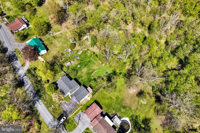 54 LOSHES RUN RD, Duncannon, PA 17020