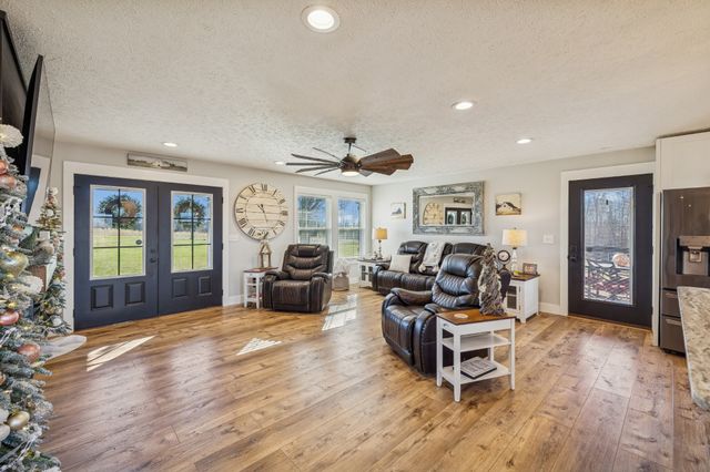 285 Shrum Ln, Lafayette, TN 37083