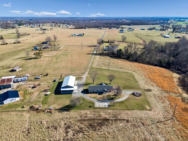 285 Shrum Ln, Lafayette, TN 37083