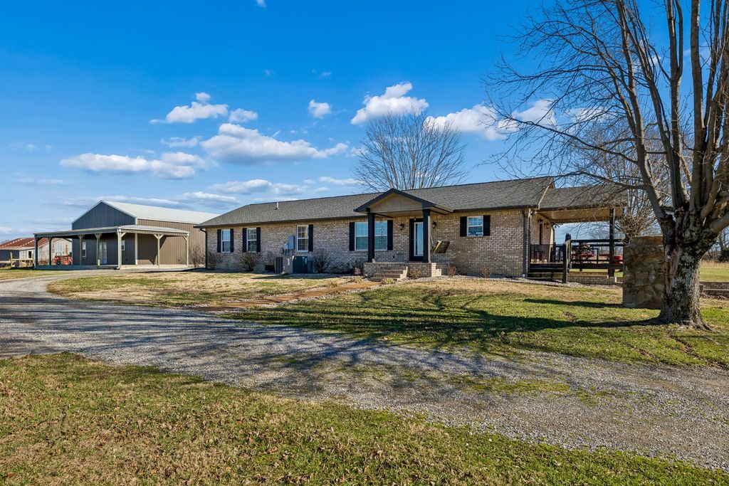 285 Shrum Ln, Lafayette, TN 37083