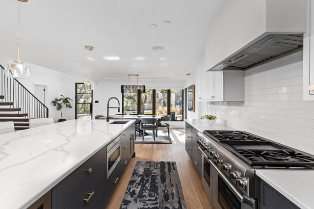 302 Buckeye TRL, West Lake Hills, TX 78746