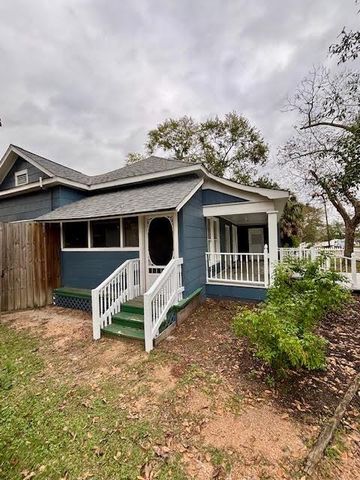 210 E Phillips Street, Conroe, TX 77301