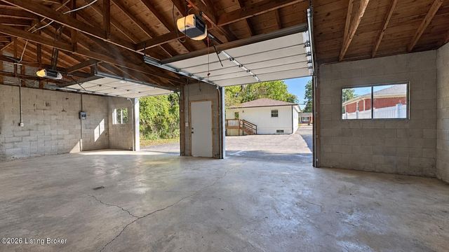 3608 Goldsmith Ln, Louisville, KY 40220