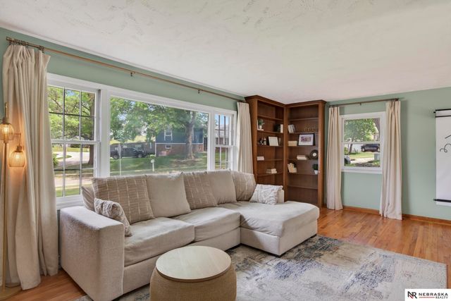 103 Hillcrest Avenue, Bellevue, NE 68005