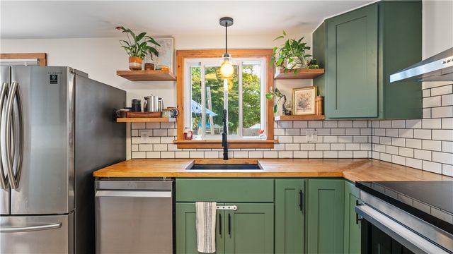 38 Fairfield Court, Warwick, RI 02889