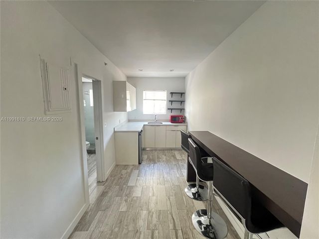 220 Collins Ave 3A, Miami Beach, FL 33139