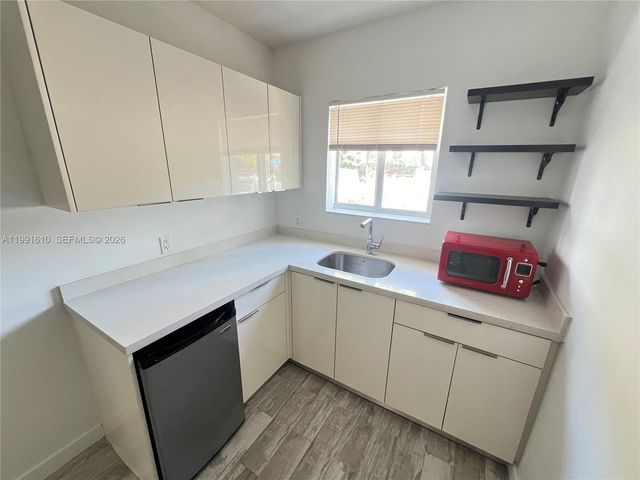 220 Collins Ave 3A, Miami Beach, FL 33139