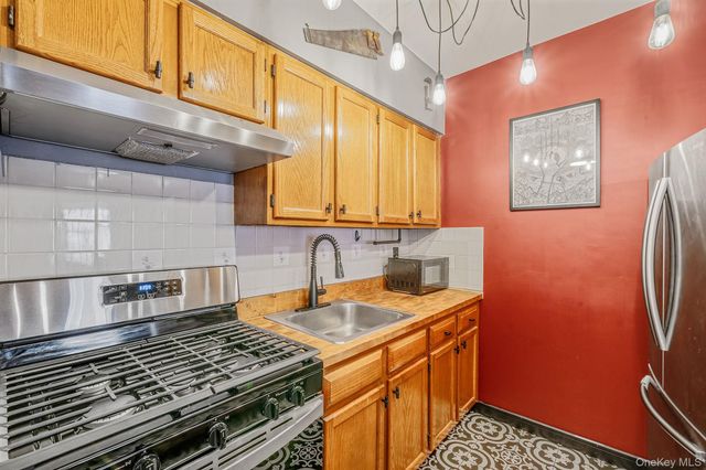 682 Lexington Avenue, Brooklyn, NY 11221