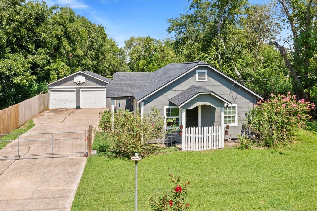 1248 County Road 284, Alvin, TX 77511