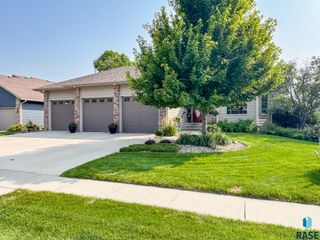 216 E Tabor Ct, Brandon, SD 57005