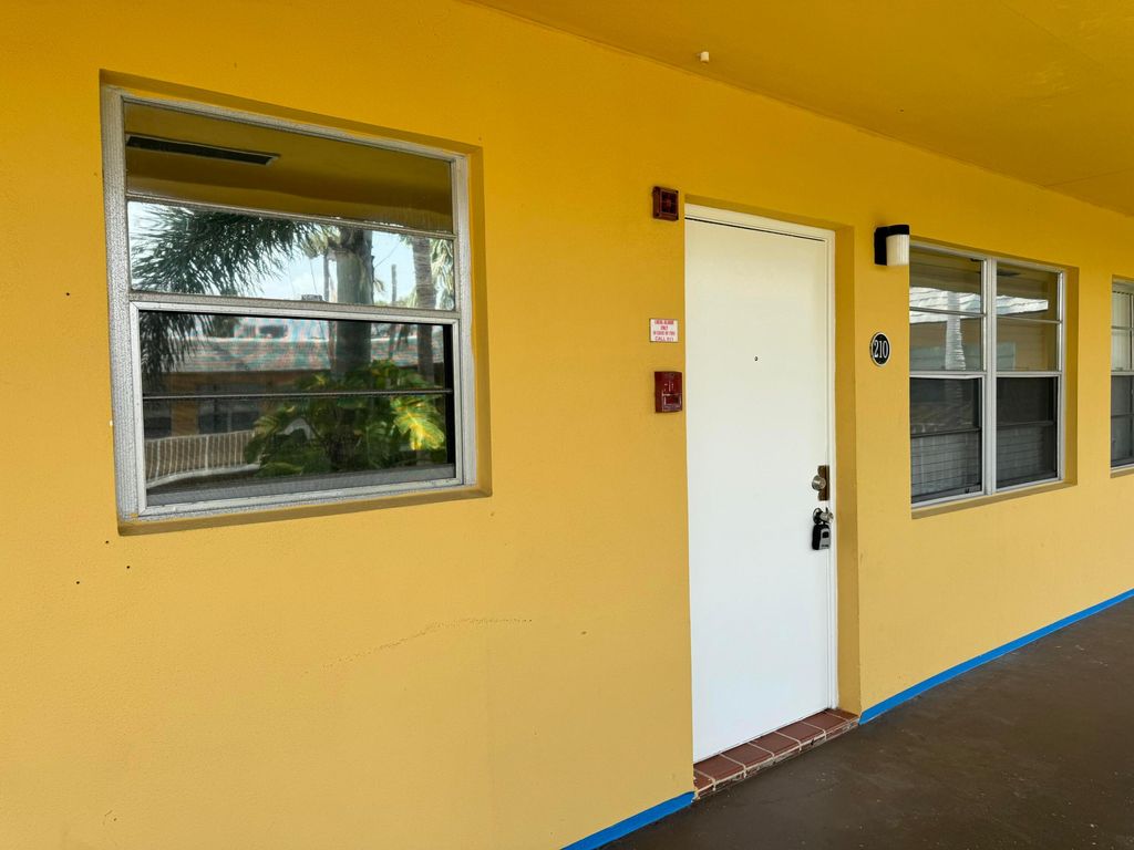 220 CROTON Avenue 210, Lantana, FL 33462