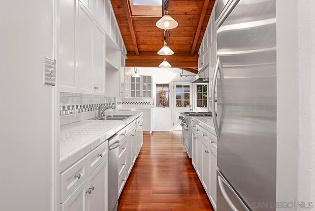 573 Amphitheatre Dr, Del Mar, CA 92014