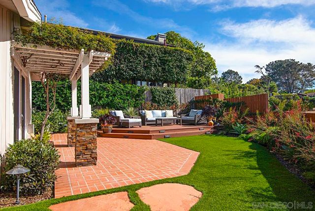 573 Amphitheatre Dr, Del Mar, CA 92014