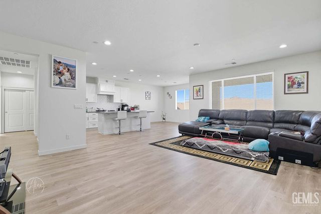 7404 Emerald Green Avenue, Bakersfield, CA 93313