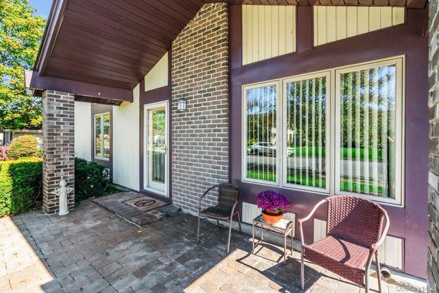 36 Summerwood Road, Holbrook, NY 11741