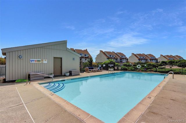 7 Waters Edge 7, Shirley, NY 11967