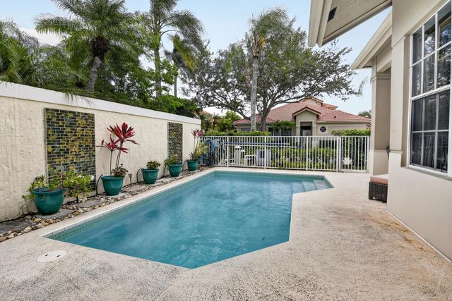 32 Monterey Pointe Drive, Palm Beach Gardens, FL 33418