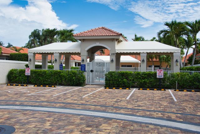 32 Monterey Pointe Drive, Palm Beach Gardens, FL 33418