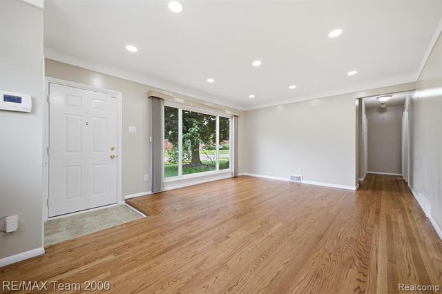 8512 Norborne Avenue, Dearborn Heights, MI 48127