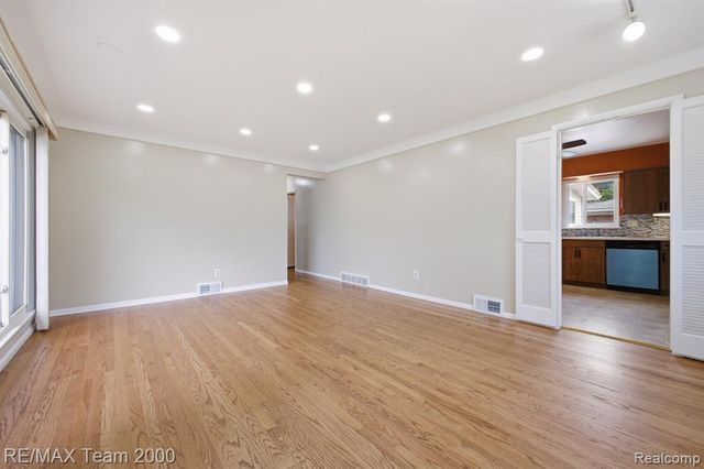 8512 Norborne Avenue, Dearborn Heights, MI 48127