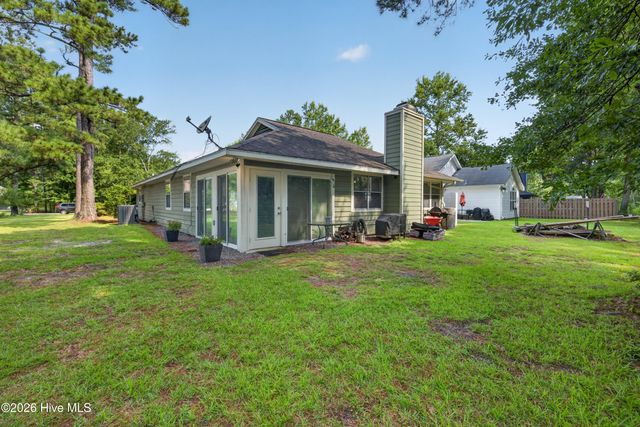 128 Red Bird Lane, Hampstead, NC 28443
