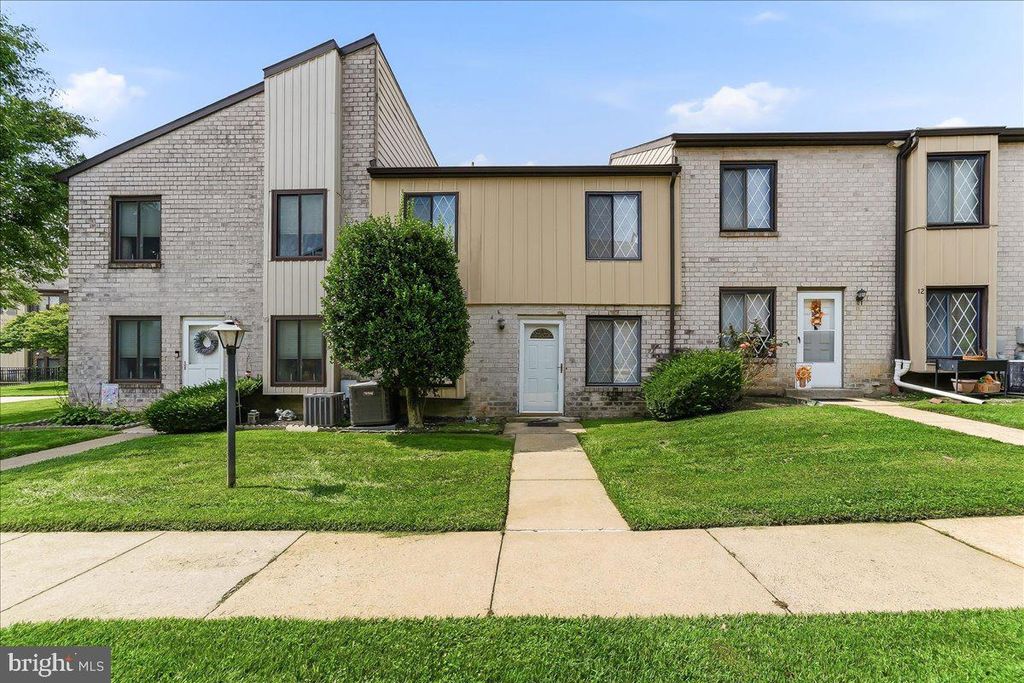 5200 HILLTOP DR #J11, BROOKHAVEN, PA 19015 — exterior