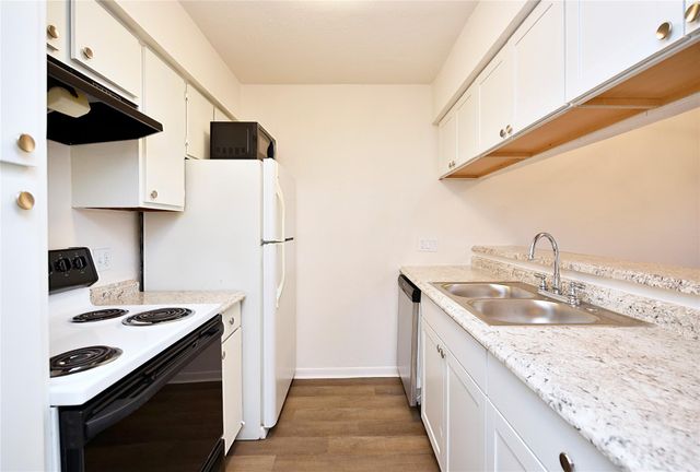 3035 Walnut Bend Lane 15, Houston, TX 77042