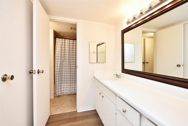 3035 Walnut Bend Lane 15, Houston, TX 77042