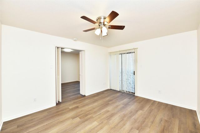 3035 Walnut Bend Lane 15, Houston, TX 77042