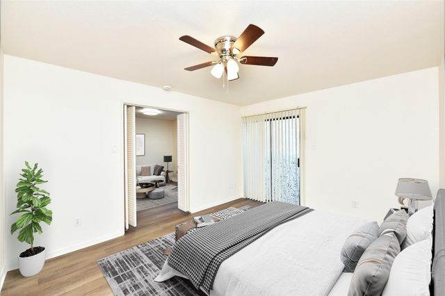 3035 Walnut Bend Lane 15, Houston, TX 77042