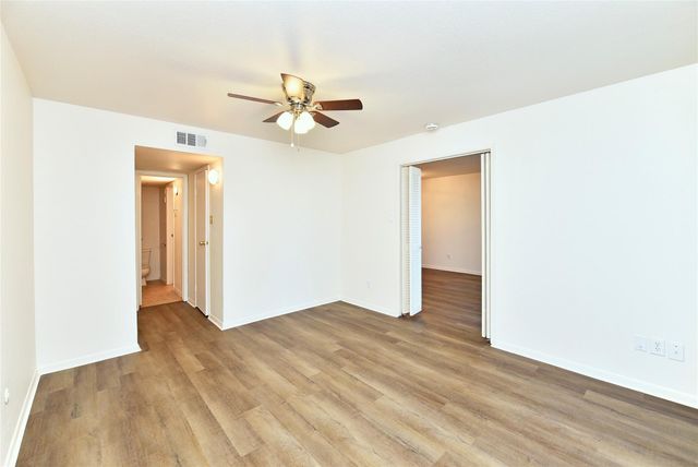 3035 Walnut Bend Lane 15, Houston, TX 77042