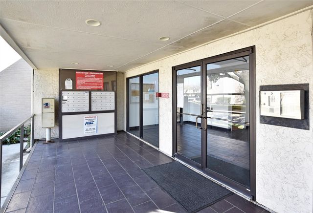 3035 Walnut Bend Lane 15, Houston, TX 77042