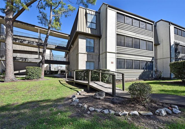 3035 Walnut Bend Lane 15, Houston, TX 77042