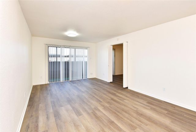 3035 Walnut Bend Lane 15, Houston, TX 77042