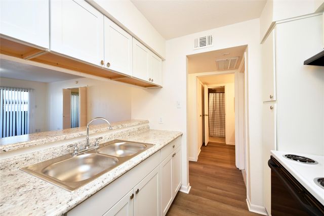 3035 Walnut Bend Lane 15, Houston, TX 77042