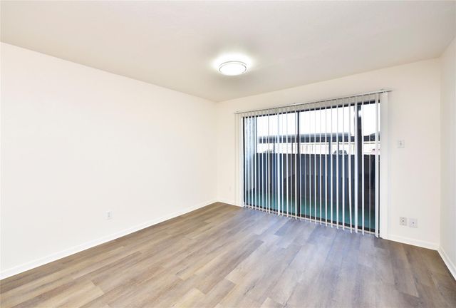 3035 Walnut Bend Lane 15, Houston, TX 77042