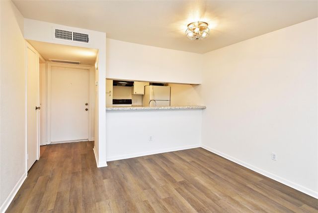 3035 Walnut Bend Lane 15, Houston, TX 77042