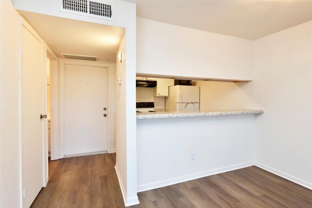 3035 Walnut Bend Lane 15, Houston, TX 77042