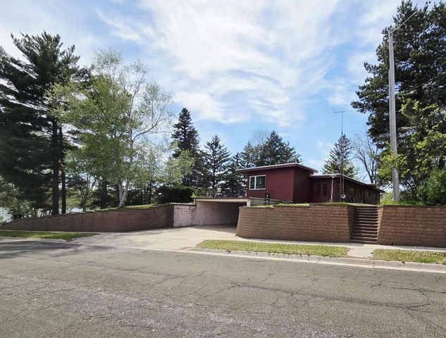 612 Silver Lake Drive, Portage, WI 53901