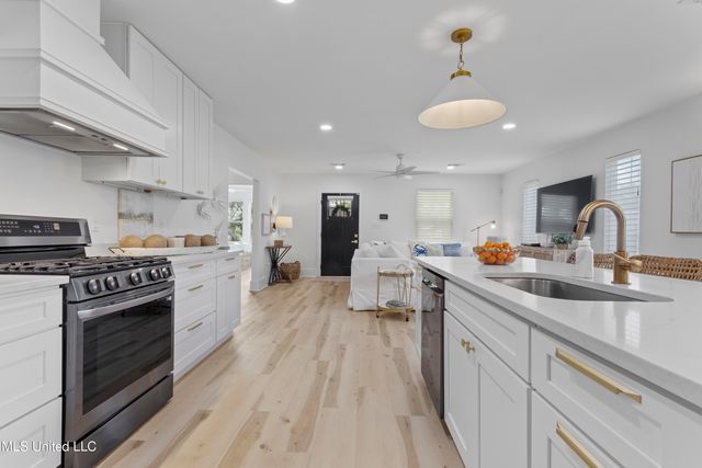406 Russell Avenue, Ocean Springs, MS 39564