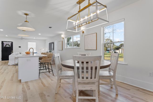 406 Russell Avenue, Ocean Springs, MS 39564