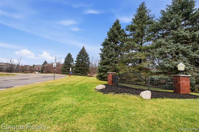 2206 Knotty Pine Trail, Howell, MI 48855