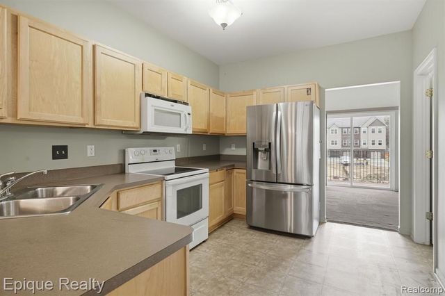 2206 Knotty Pine Trail, Howell, MI 48855